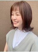 柔らかいベージュからな外ハネスタイル/ぱっつん前髪