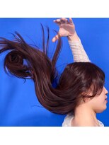 アンアタッシュ(UNE ATTACHE) Smoky Rouge|エアリーなレイヤーカットに溶ける、透明な赤