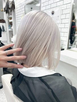 ロマーリ(LOMARLIE) 20代30代ミディアムボブホワイトブロンドハイトーン岡山ブリーチ