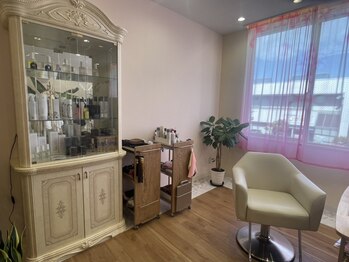 ライトハートアンドヘアスプリング(light heart and hair Spring)の写真/【プライベートサロン】2席のみの落ち着いた店内。“悩み”も“なりたい”も寄り添うサロン