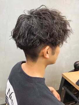 マノ 千歳烏山(MaNO) センターパートアップバングツーブロックメンズスパイラルパーマ