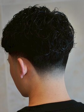 メリケンバーバーショップ コウベ(MERICAN BARBERSHOP KOBE) メンズバーバースタイルテーパーフェード