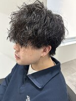 ヒュイル バイ ニアウ(Hwyl by Niau)&nbsp;メンズマッシュウルフ波巻スパイラルパーマニュアンスパーマ眉毛