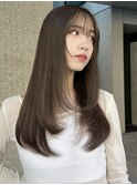 動きのあるレイヤーカットと透明感たっぷりくすみベージュ