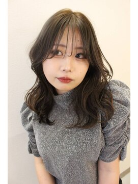 イラ(Era) グレージュカラー/透明感カラー/ウェーブヘア