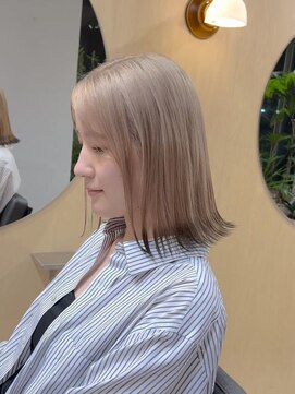スタン 渋谷(Stam) 1ブリーチ透明感ホワイトベージュ×切りっぱなしボブ