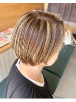 ギネス(Giness)&nbsp;クールショート白髪ぼかしハイライトショートボブ