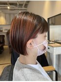 デザインカラーでみせるミニマムボブ