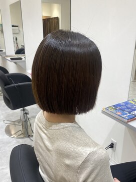 リラ(Rira) 切りっぱなしボブ