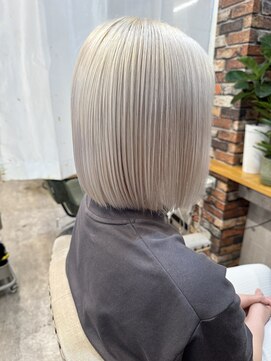 ルーナヘアー(LUNA hair) ホワイトベージュ ブリーチ リタッチ ハイトーン ボブ 20代30代