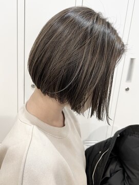 ベア(Bear) ショートボブハイライトグレージュダブルカラー髪質改善