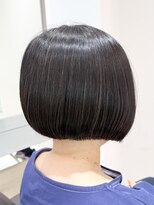 アンベリールフルー(EMBELLIR fleur) ぱつっとラインが人気の切りっぱなしボブ