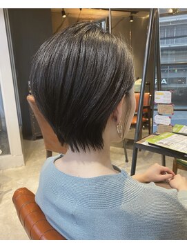 エミュー(emue) 20代30代40代小顔♪大人かわいい前下がりひし形耳かけショート