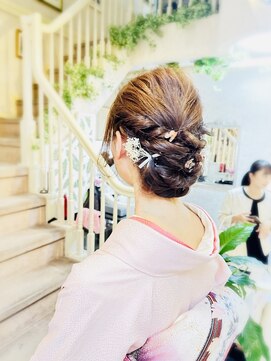 美容室 ティンカーベル シニヨンヘア