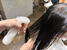 【深層補修】ダメージレベルを見極め、薬剤反応に耐えうる「毛髪体力」を独自の栄養補給で復元する