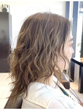 チューズデー(TUESDAY) レイヤーカット＋オリーブベージュ