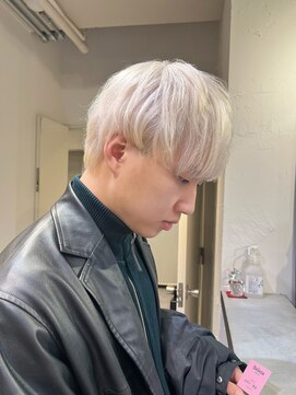 ベレーザ 渋谷(BELEZA) 6826プラチナハイトーン韓国ヘア刈り上げフェード短髪ショート