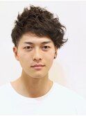 アシンメトリーのツーブロックで甘辛バランスなパーマスタイル