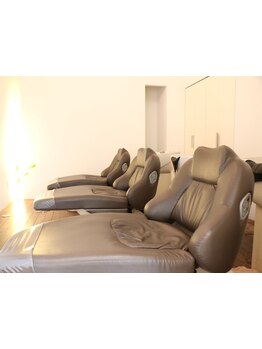 ホームケアでは落としにくい毛穴に詰まった汚れを除去しながら、髪と頭皮に栄養を与える至福のヘッドスパ♪