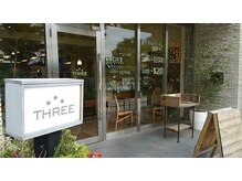 スリー(THREE)