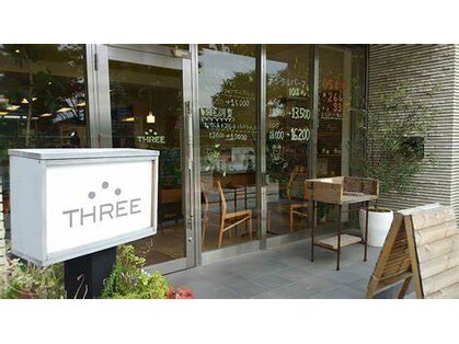 スリー(THREE)の写真