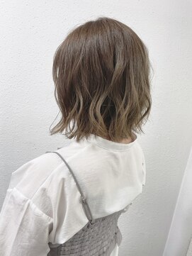 ジェナ(Jena) ウェービーボブ×くすみオリーブ