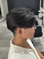 ヒュイル バイ ニアウ(Hwyl by Niau) センターパートニュアンスパーマ刈り上げショートメンズカット