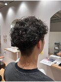 メンズのプードルパーマスタイル１０代２０代学割垢抜け