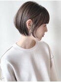 大人前下がり丸みショートボブ　耳かけショート