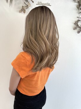 シルエット 美容室 ミルクティーグレージュ　ブリーチ　八戸20代30代40代