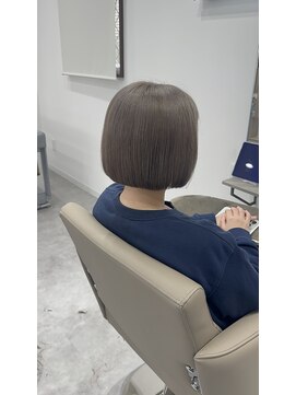 アムドット(Amu.) ハイトーンケアブリーチダブルカラーミニボブ切りっぱなしボブ