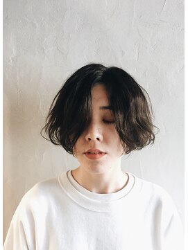 ファミリィ (PHAMILEE) くせ毛とスタイリングで作るリラックスボブ