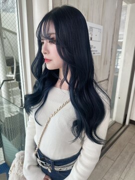 リア(riah) 韓国レイヤー/艶髪ネイビーブラック/立体感ウェーブ/透明感