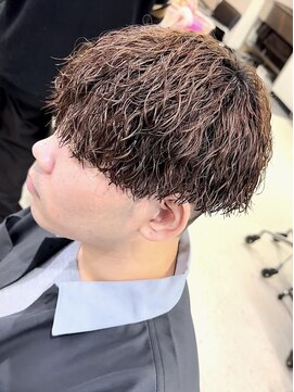 ウェイビーエフティフィフス 横浜西口(WAVEY ft.fifth) ツイストスパイラルパーマメンズマッシュセンターパート横浜西口