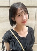 大人可愛い耳かけ小顔美髪ストレート暗髪切りっぱなしミニボブ