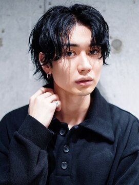 ライラ(Lyla) 前上がりミディウルフ ルーズなソフトツイストスパイラル