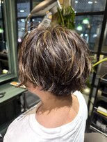 モナン(monan) ダークアッシュブラウンハイライトカラー丸みショートボブ