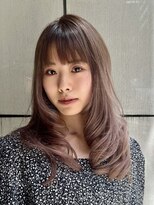 内巻きカール／レイヤースタイル／グレージュカラー