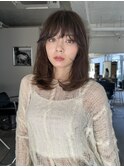 ミディアムダークブラウンレイヤー前髪あり大人可愛い
