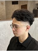 「スキンフェード×ツイストスパイラル｜メンズ無造作パーマ」