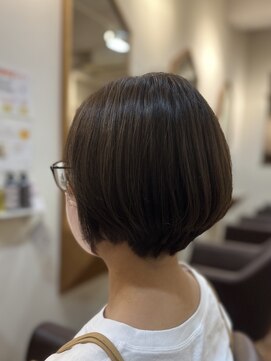 フリージア(freesia) 艶髪ボブ/前下がりボブ/グレージュカラー
