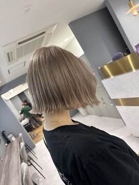 シカ 神戸三宮元町店(Cica) ミルクティーベージュ ハイトーン ブリーチ ボブ 三宮 元町