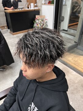 イーラ(era) メンズパーマホワイトメッシュツイスパ短髪