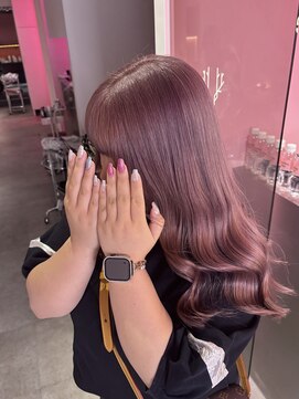 ダズリングディア(Dazzling Deer) ピンク／ピンクベージュ／ミディアム／巻き髪／ハイトーン