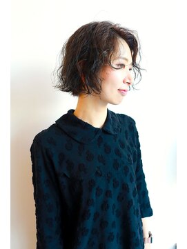 くせ毛の質感を活かした、抜け感のあるパーマ風ボブスタイル