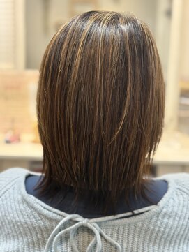 細めハイライトで立体感のある柔らかミディ