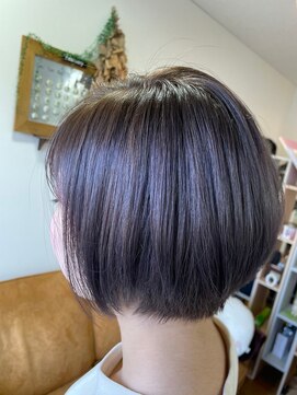 エルフゥ(Elle fou) シルバーカラー ショートボブ