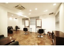 ヘアーサロンテン モトアザブ(hair salon Ten motoazabu)の雰囲気（室内は白壁で落ち着いた雰囲気を作り出す空間になっています！）