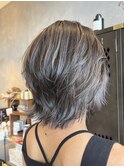 グレージュ暗髪+グレイバレイヤージュ くびれショートボブ