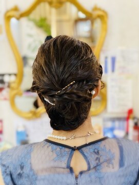 美容室 ティンカーベル シニヨンヘア